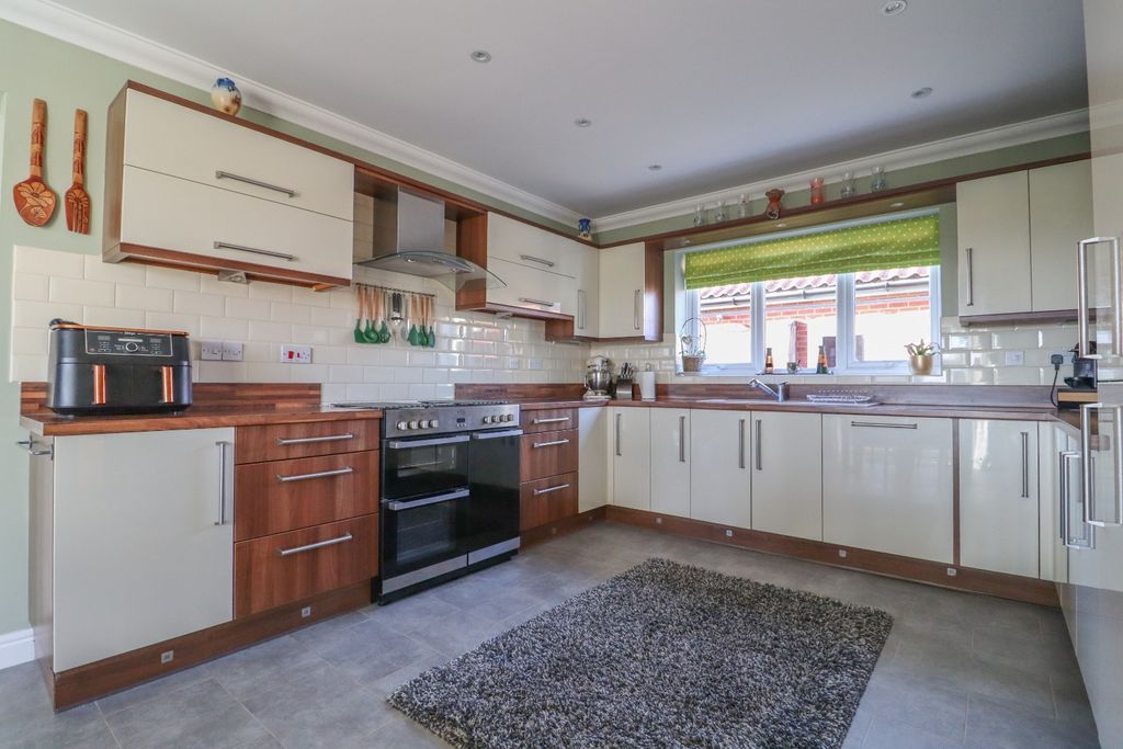 Property photo 2 of 32 4526233