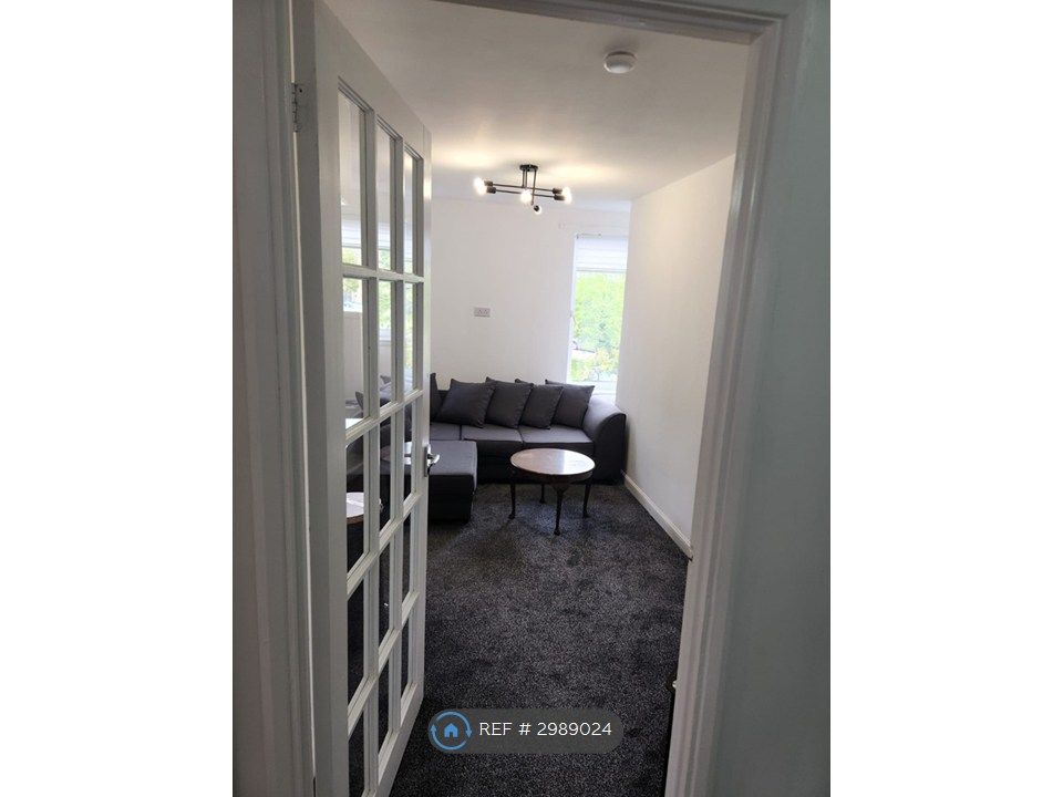 Property photo 3 of 15 Lounge