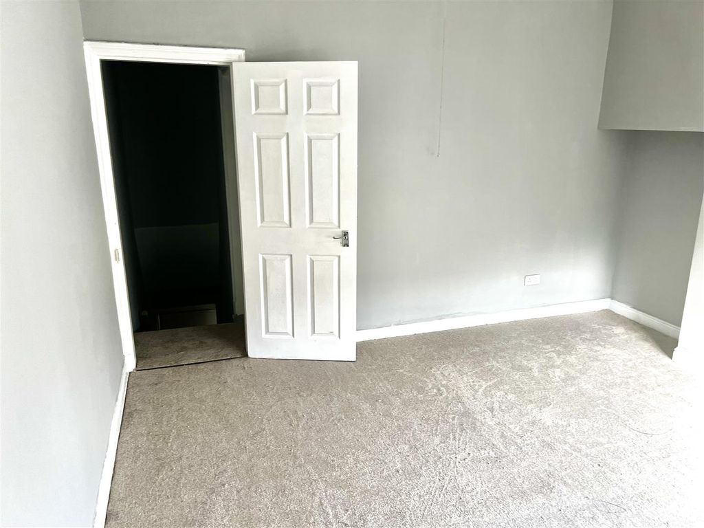 Property photo 3 of 15 Bedroom .Jpg