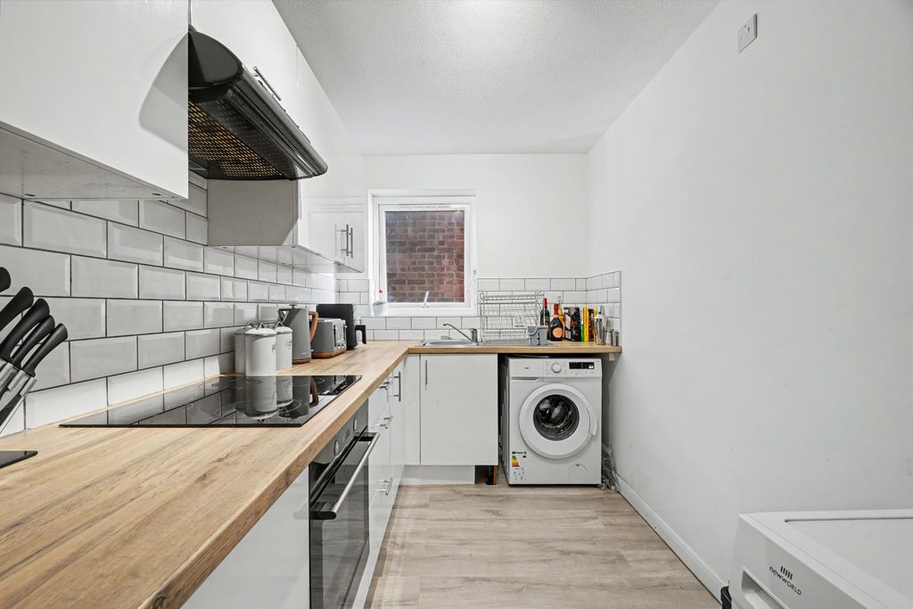 Property photo 1 of 8 2 Bed Flat For Sale Richmond Road, Gillingham Me7