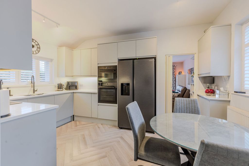 Property photo 2 of 25