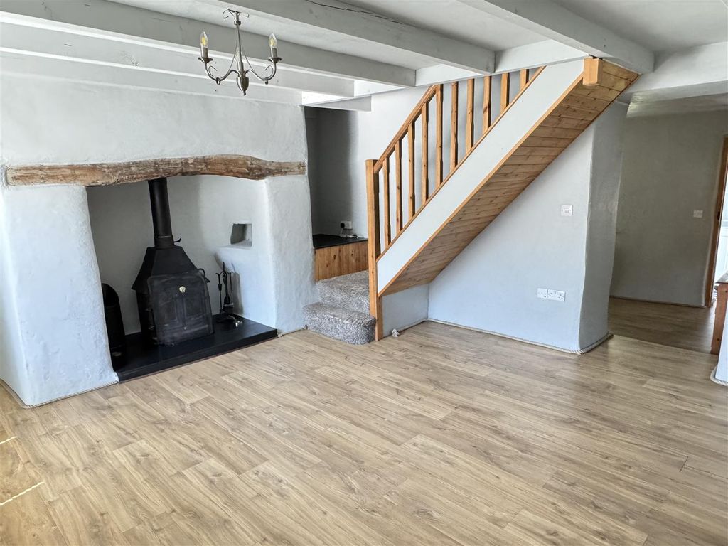 Property photo 3 of 31 Lounge