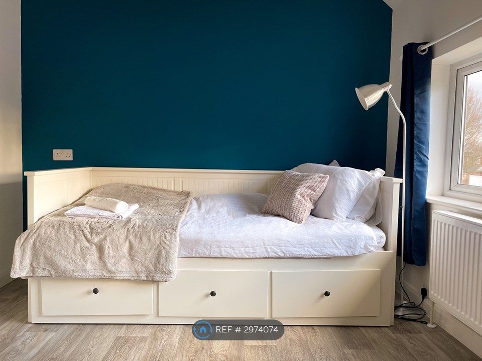 Property photo 2 of 34 Upper Studio