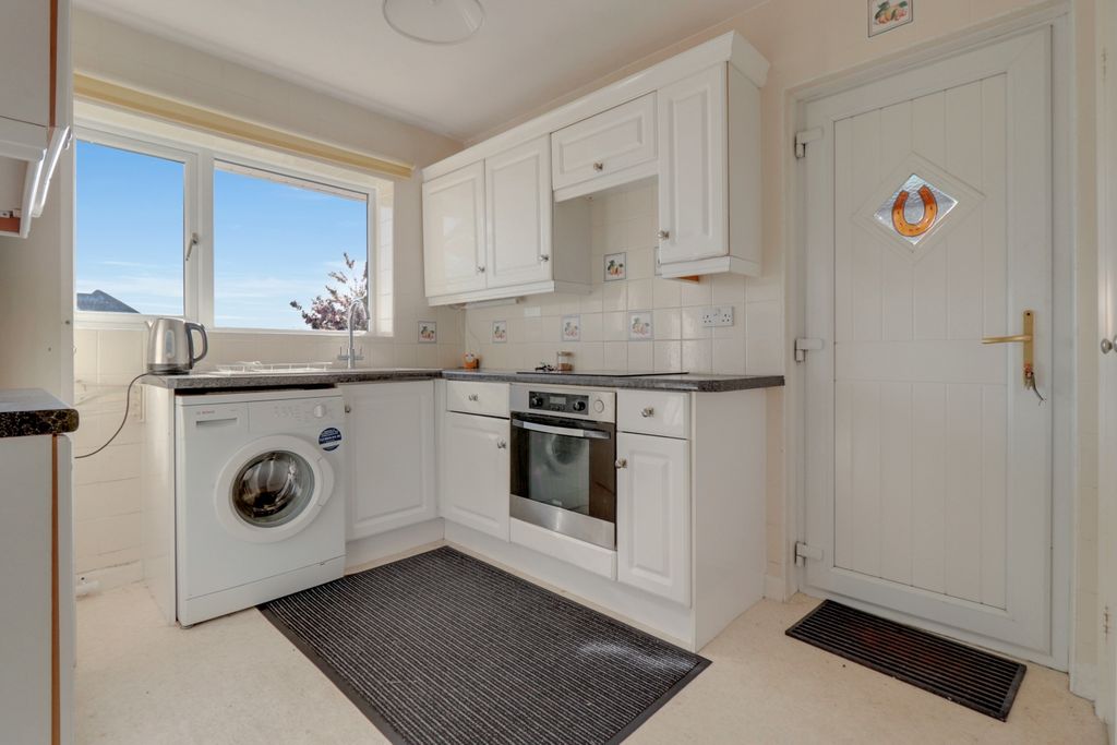 Property photo 3 of 10 Kitchen