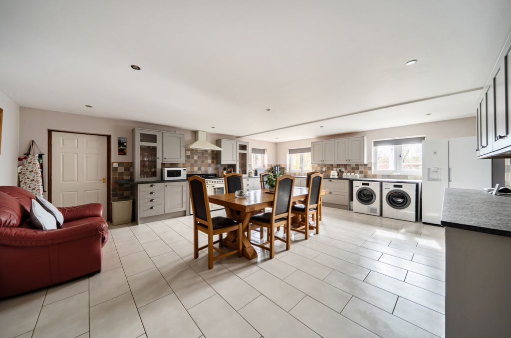 Property photo 2 of 23 1429612-12-69c16358Ad97c