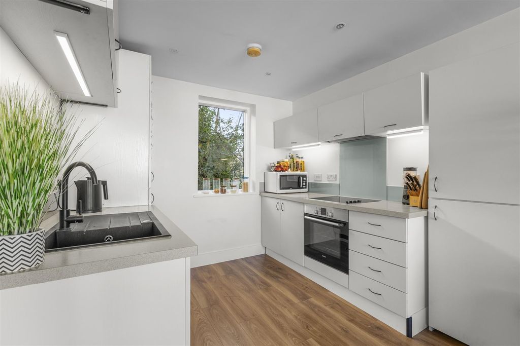 Property photo 2 of 10 Kitchen