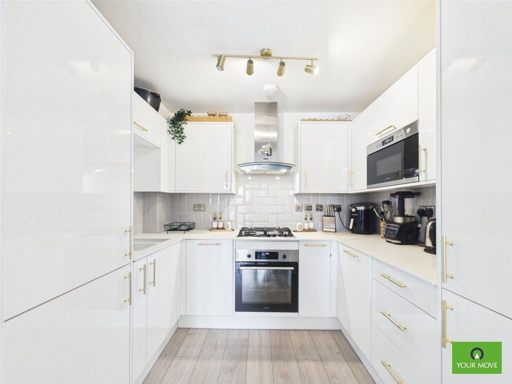 Property photo 3 of 10 Kitchen