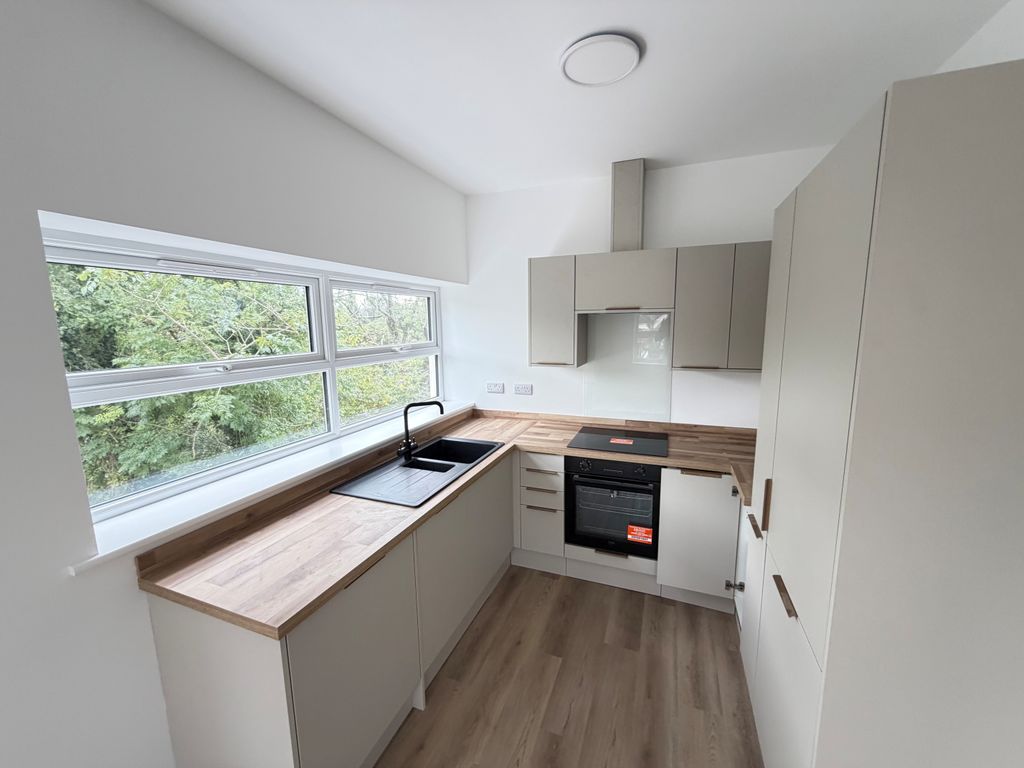 Property photo 3 of 11 19A Glanvilles - Kitchen