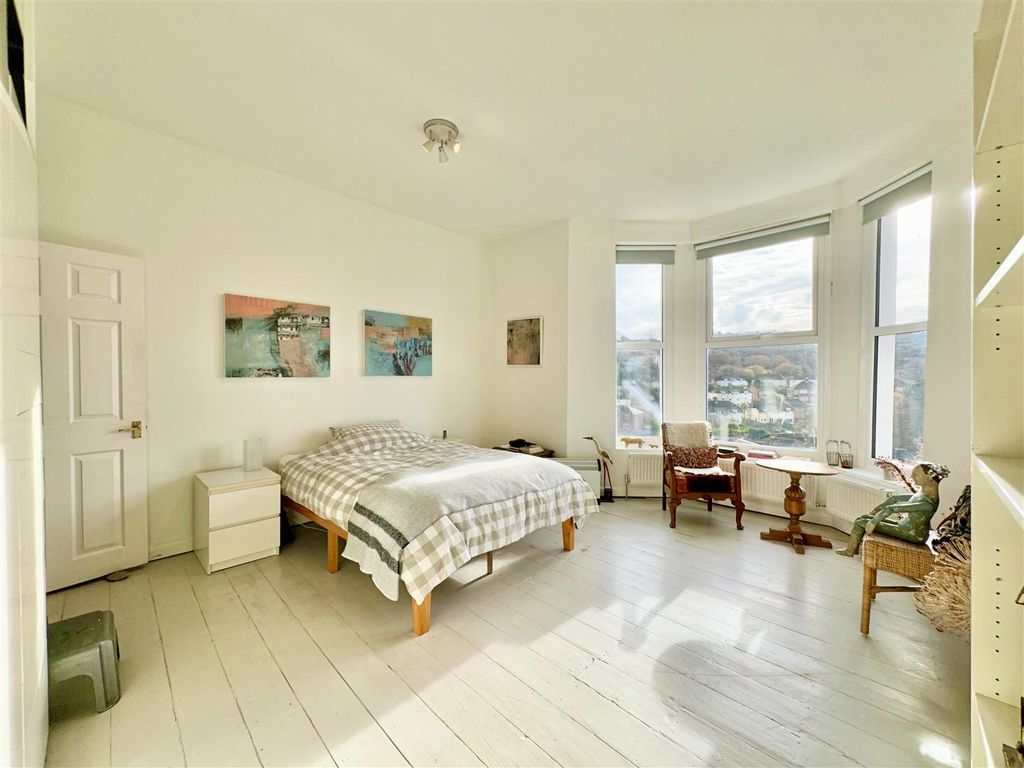 Property photo 3 of 36