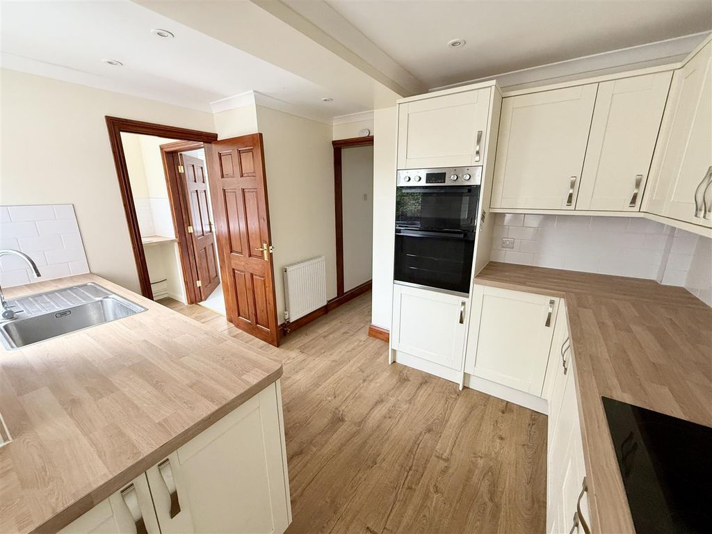 Property photo 2 of 21 Kitchen