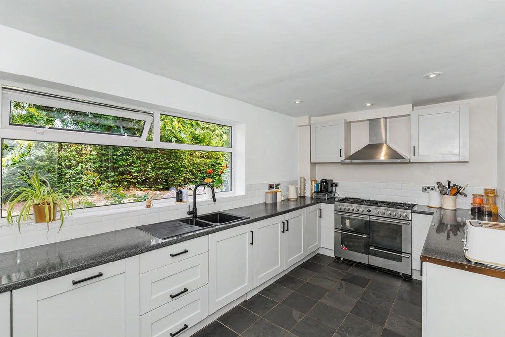 Property photo 3 of 31