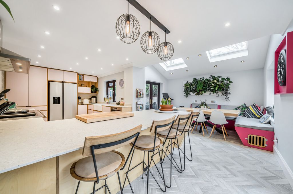 Property photo 2 of 23 1387259-14-693867...