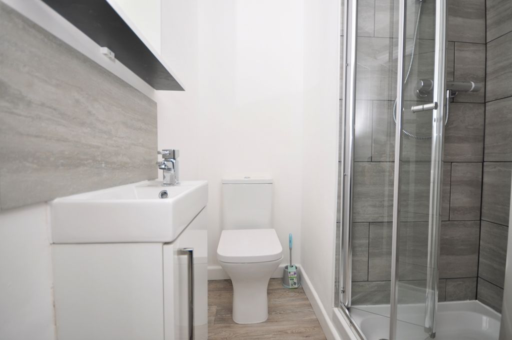 Property photo 3 of 4 Aston3Ensuite