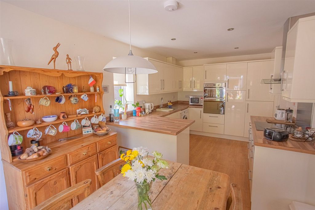 Property photo 2 of 16 Picture No. 11