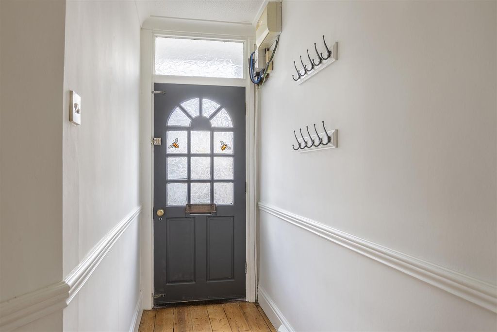 Property photo 2 of 31 Entrance Hall