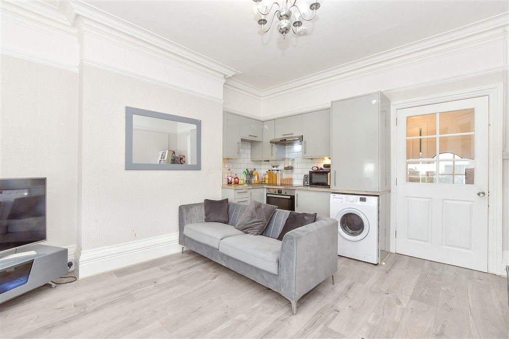 Property photo 1 of 8 Lounge/Kitchen