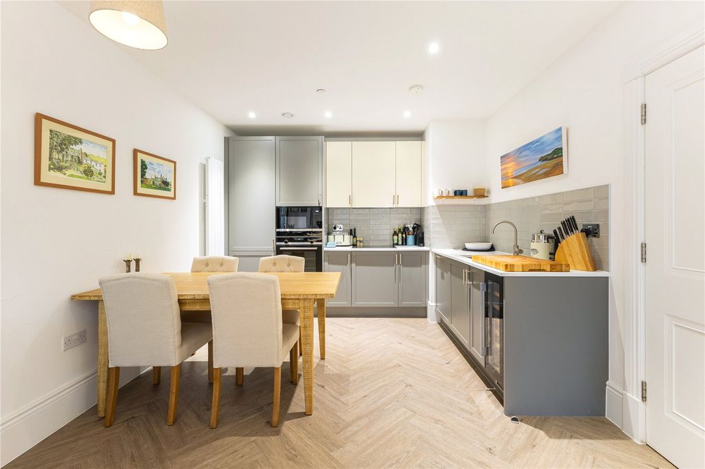 Property photo 3 of 9 Kitchen/Breakfast