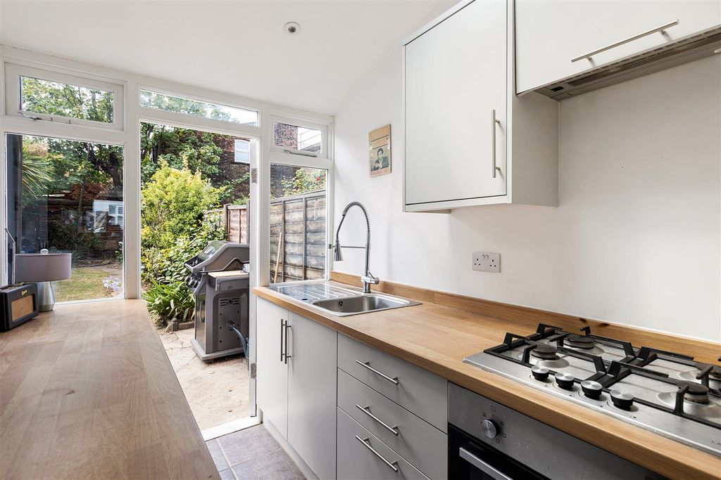 Property photo 3 of 30 Sylvan Road, E7