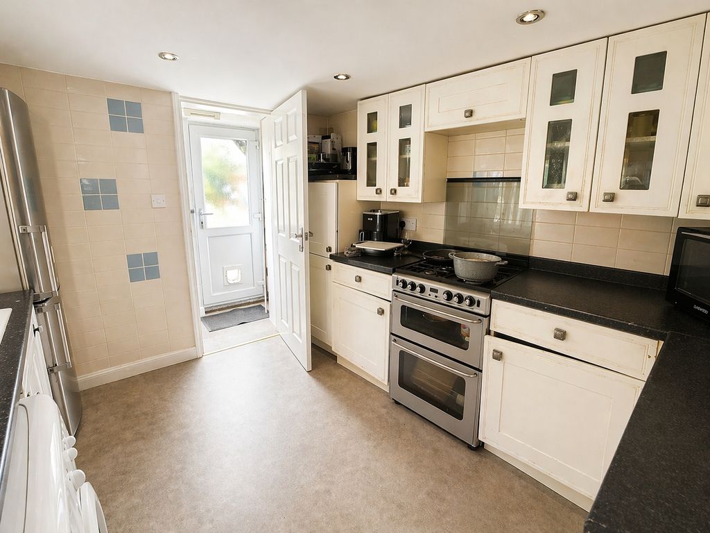 Property photo 2 of 8 Kitchen