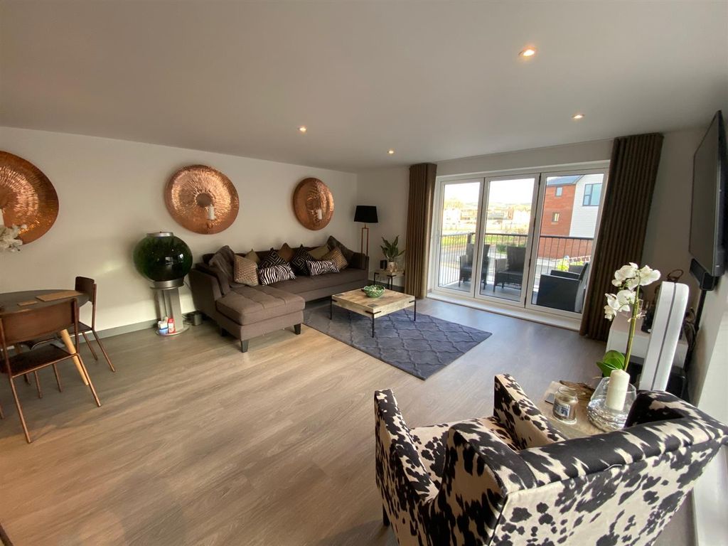 Property photo 2 of 11 Lounge Taw Wharf.Png
