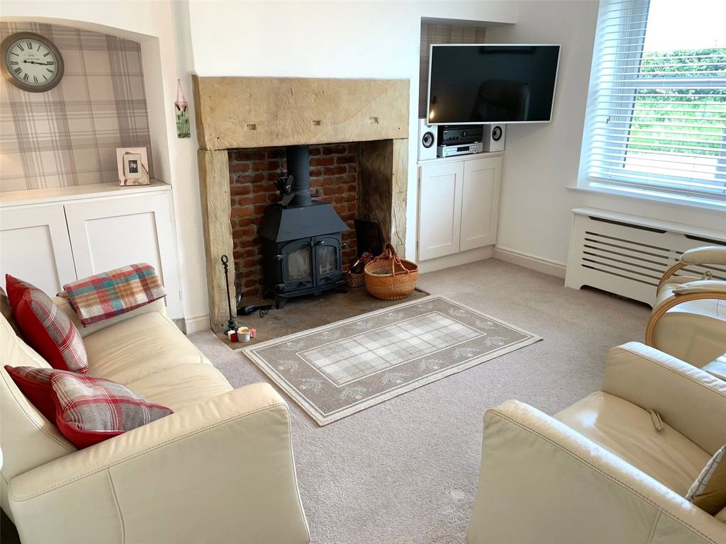 Property photo 2 of 28 Lounge