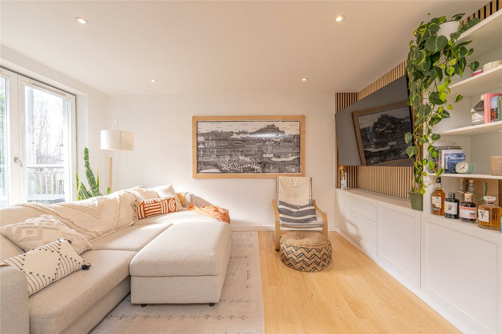 Property photo 2 of 24 Lounge/Kitchen