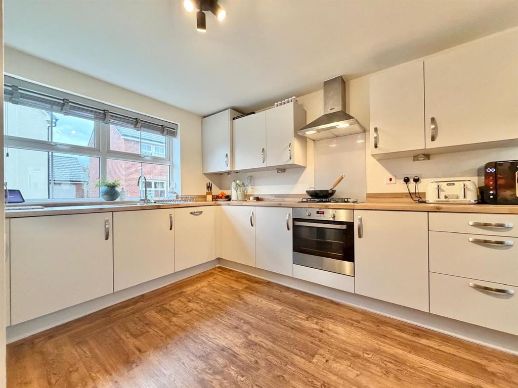 Property photo 3 of 17 Kitchen