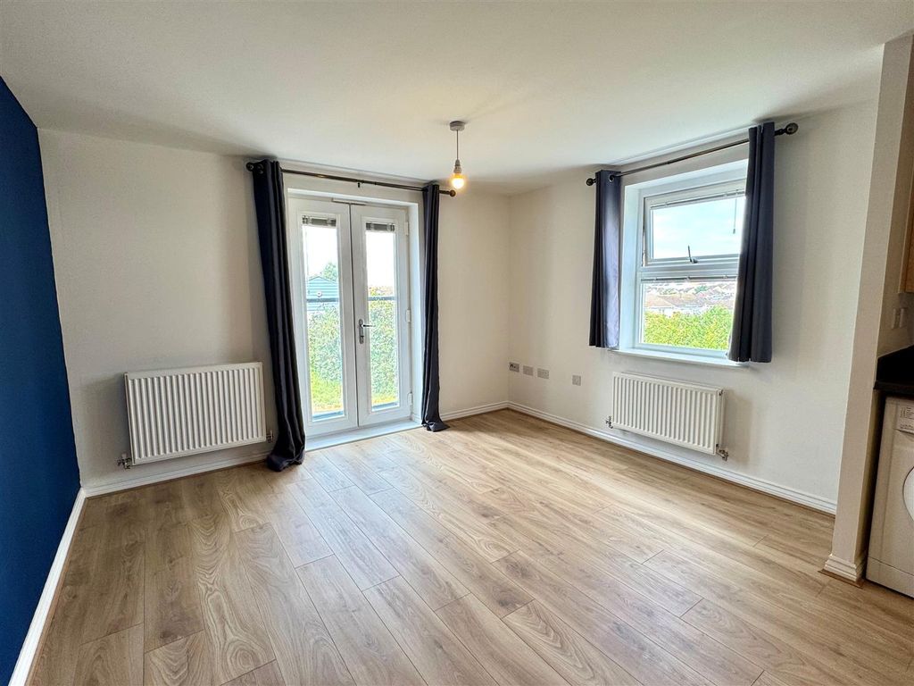 Property photo 2 of 8 27 Littledale Row Lounge
