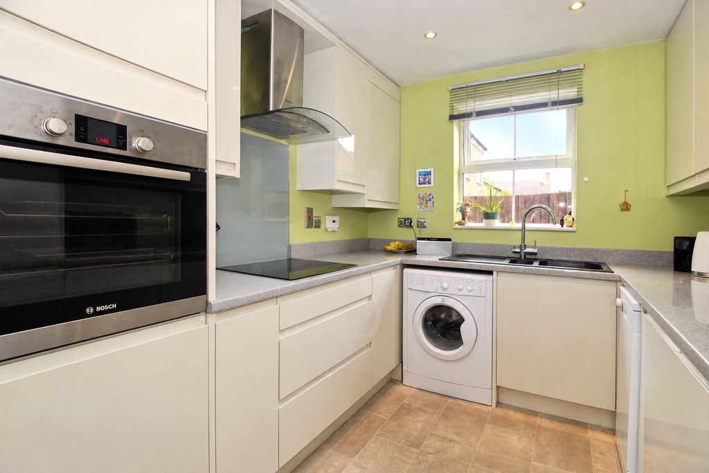Property photo 2 of 11 Fitted Kitchen