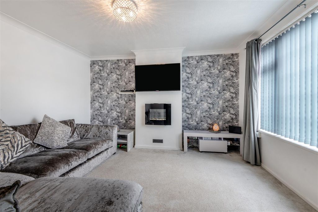 Property photo 3 of 20 8668473-Interior08.Jpg