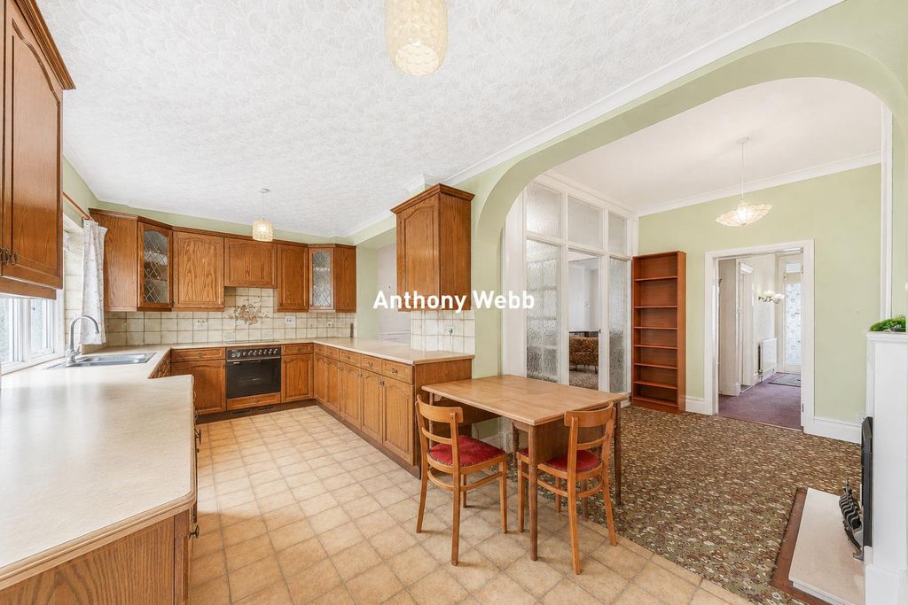 Property photo 2 of 19 Kitchen