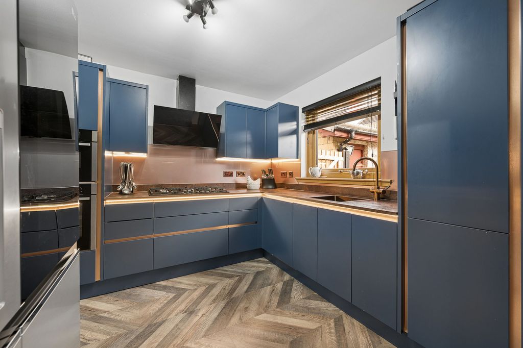 Property photo 2 of 40 Kitchen Area