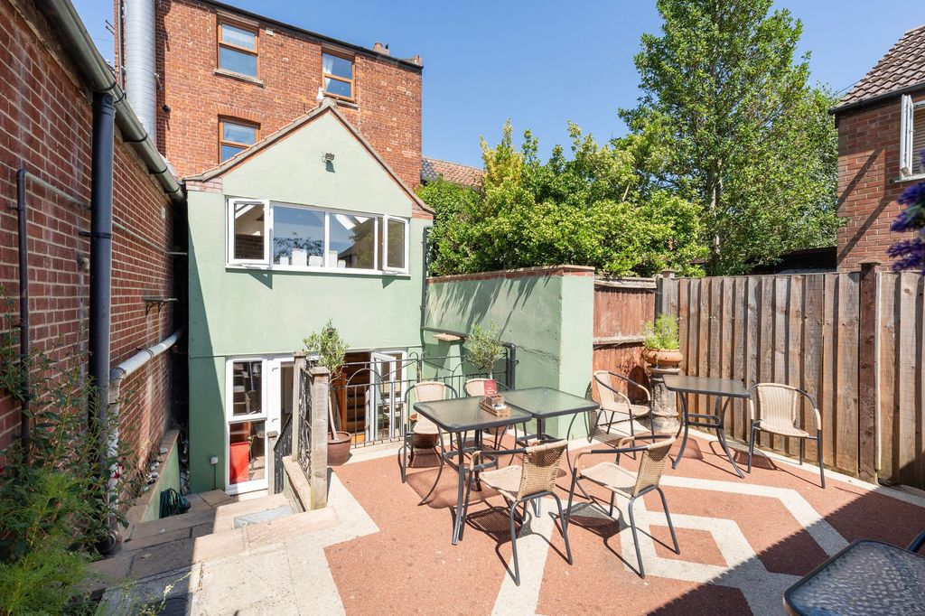 Property photo 2 of 18