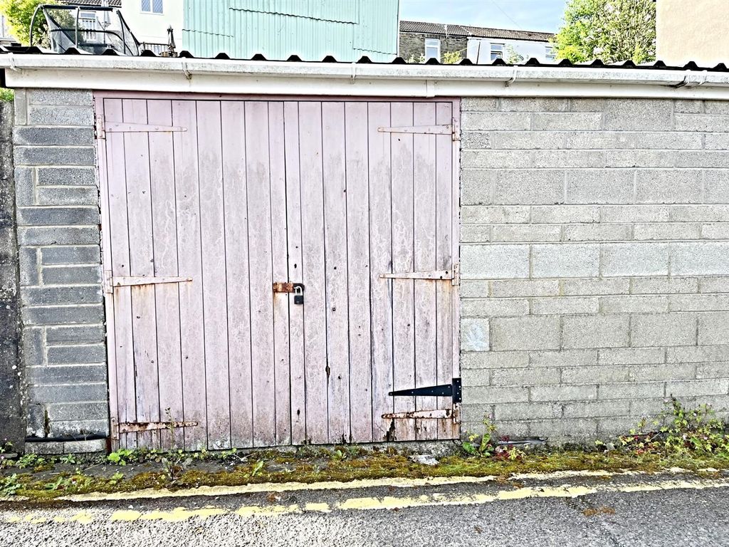 Property photo 2 of 5