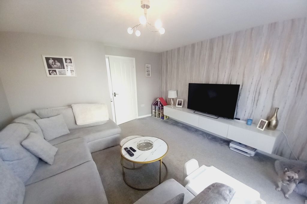 Property photo 3 of 20 Lounge