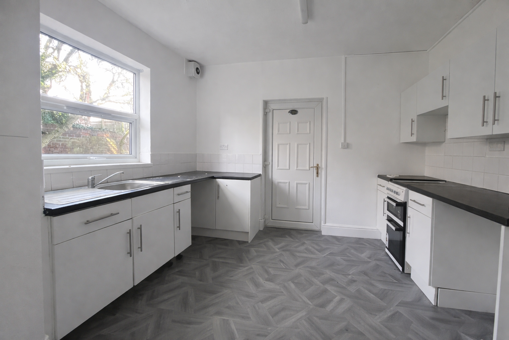 Property photo 2 of 6 Kitchen