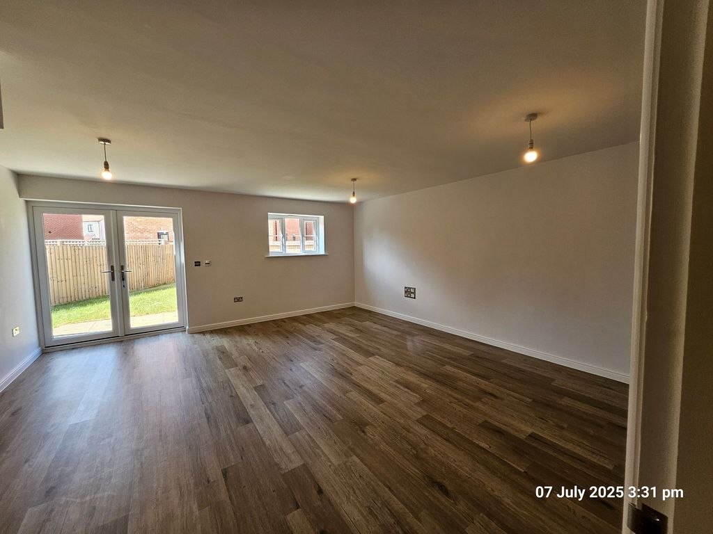 Property photo 3 of 20 Living Room / Dining Area