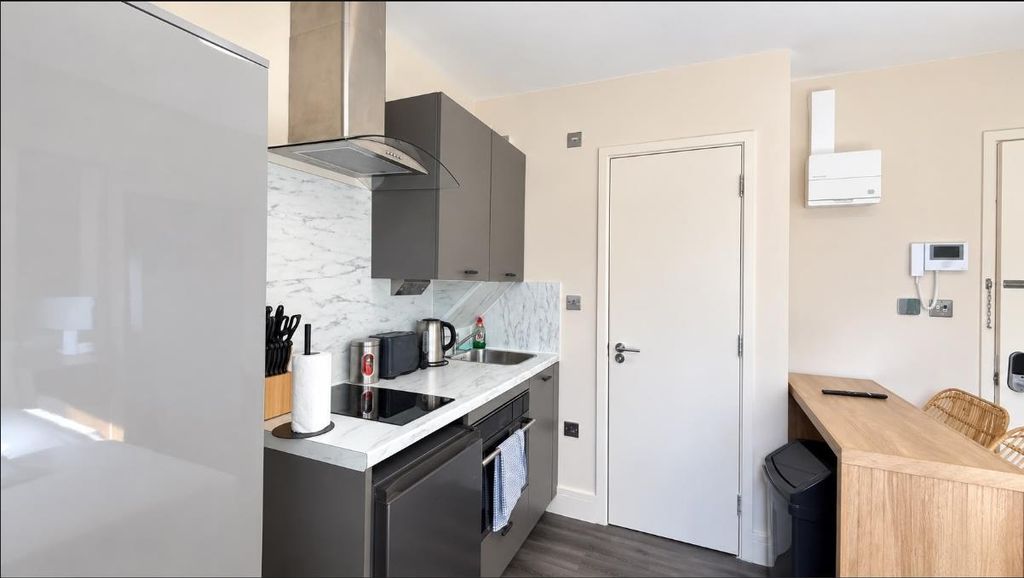 Property photo 3 of 5 Kitchenette