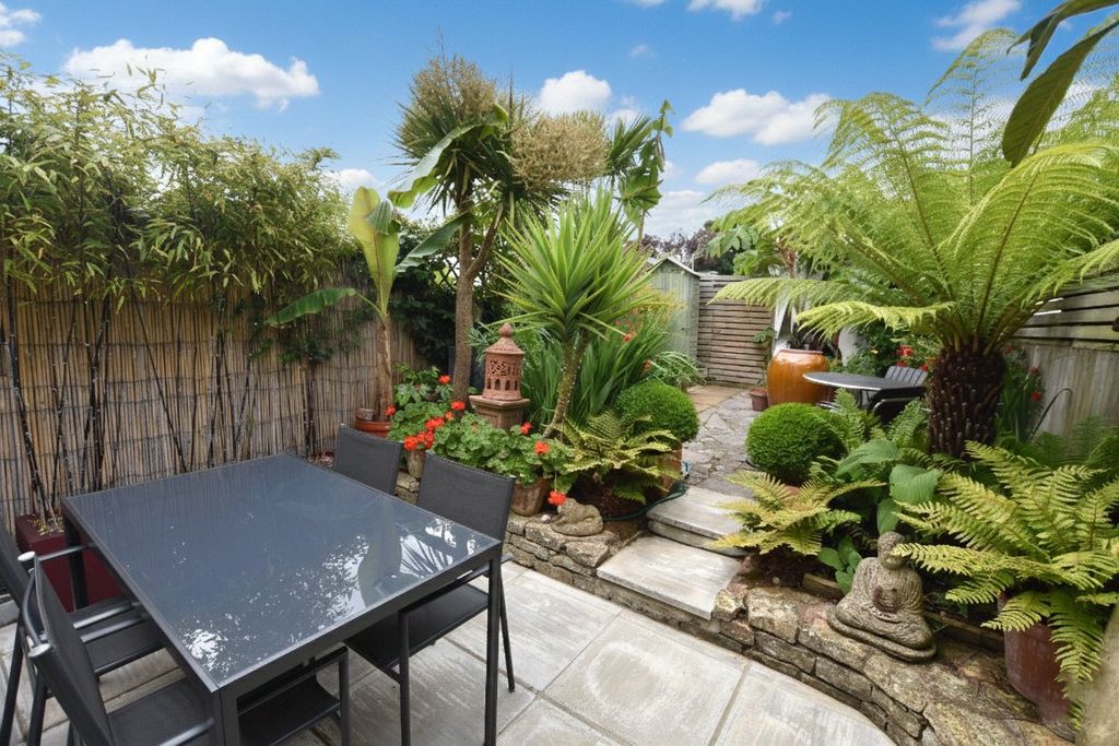 Property photo 2 of 12 Garden