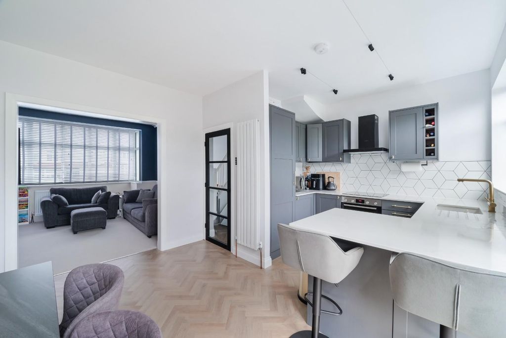 Property photo 2 of 14 Stoneleigh Avenue