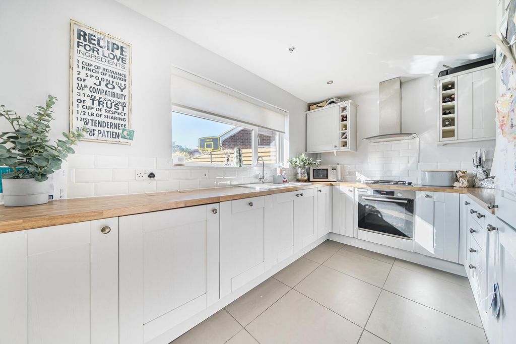 Property photo 3 of 20 Kitchen