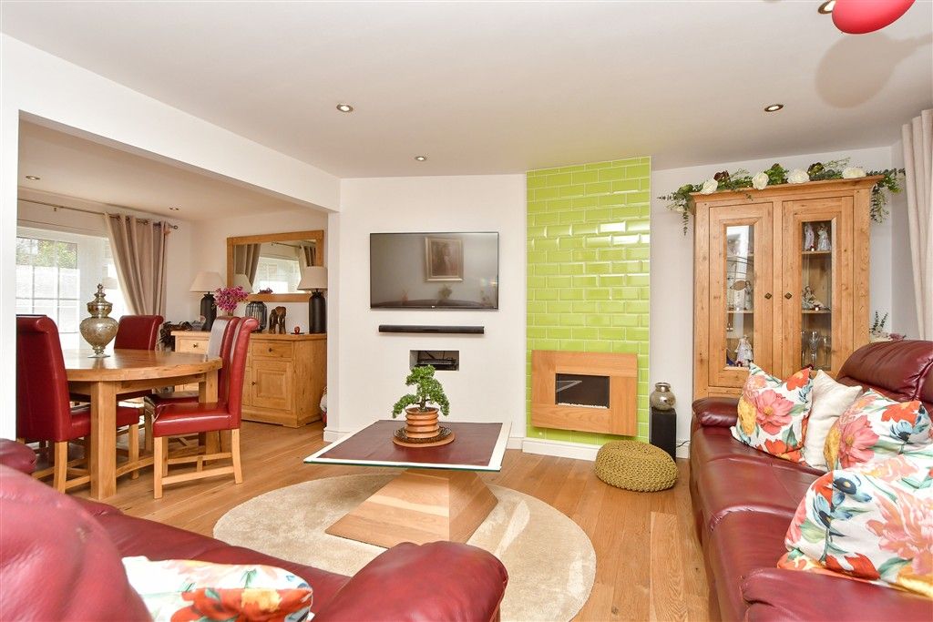 Property photo 3 of 12 Lounge