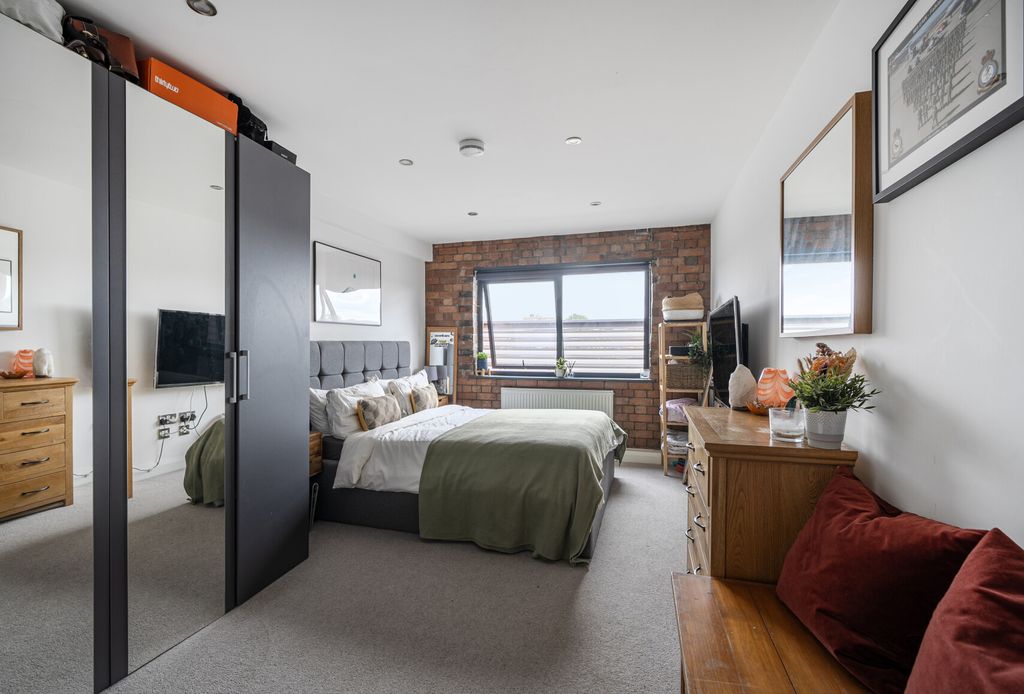 Property photo 1 of 17 1343834-10-68A71c...