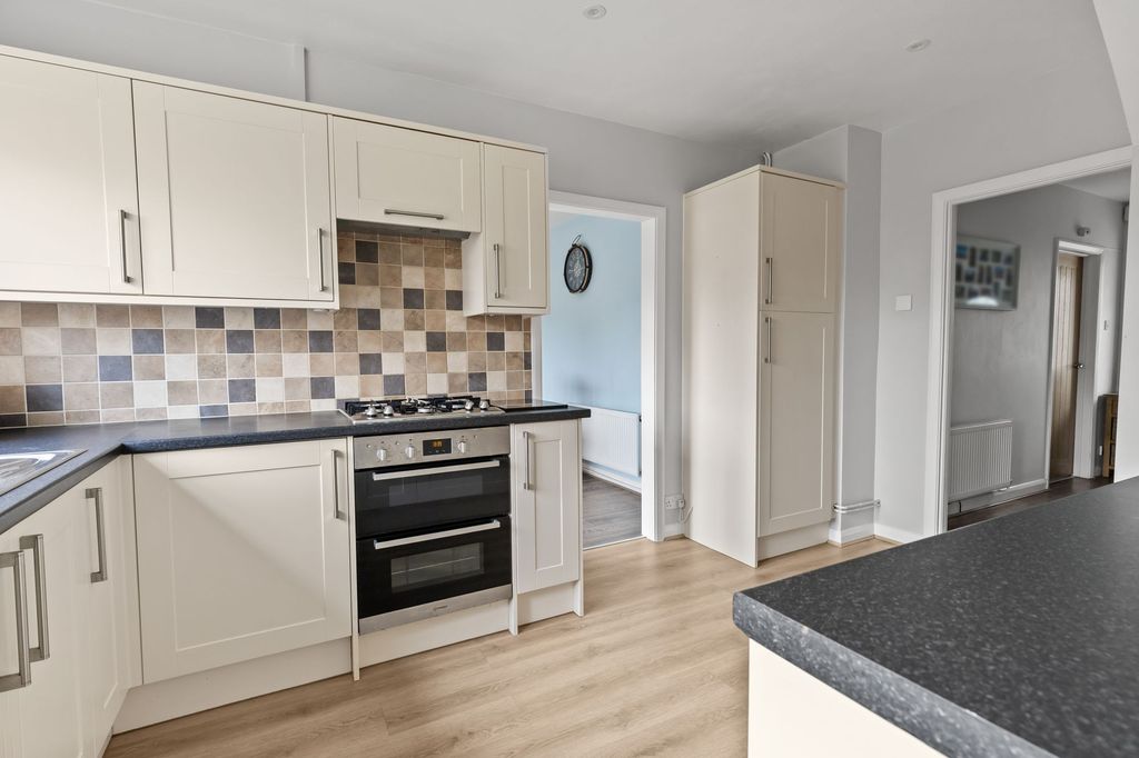 Property photo 3 of 32