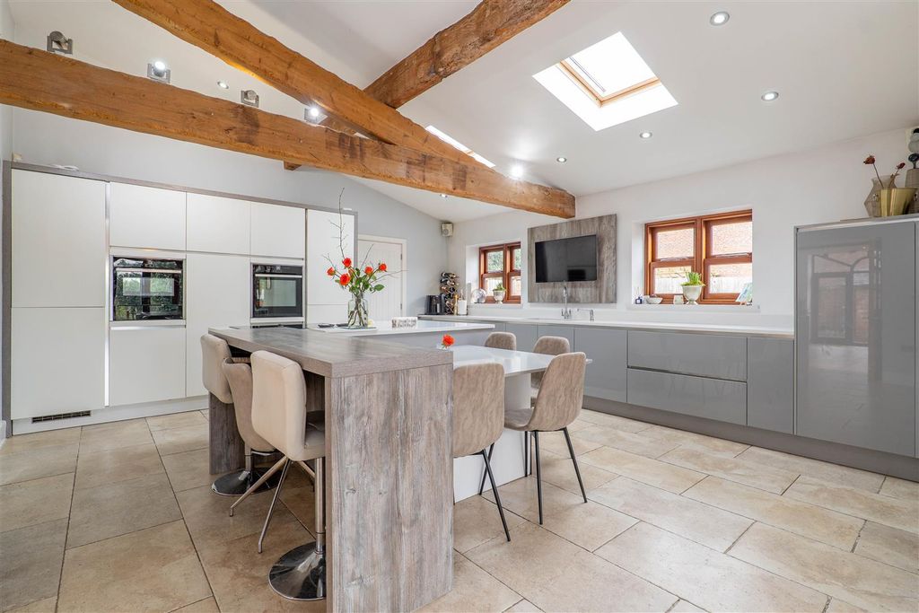 Property photo 3 of 47 Kitchen/Breakfast Room