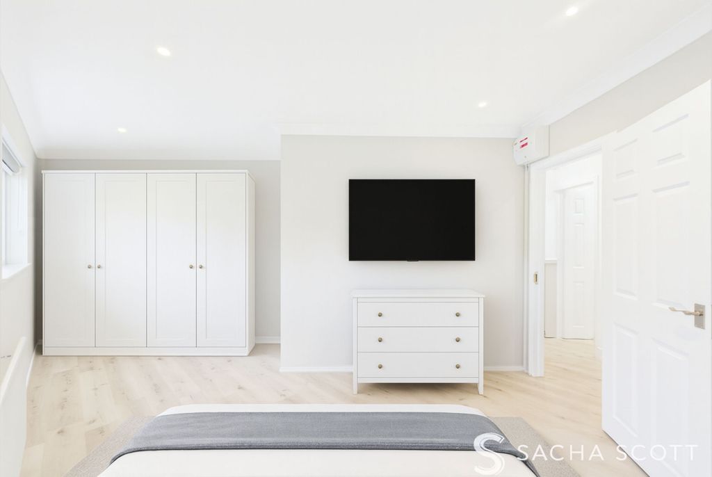 Property photo 2 of 18 Bedroom