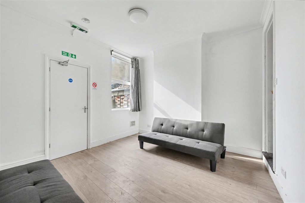 Property photo 3 of 11 Lounge_1.Jpeg