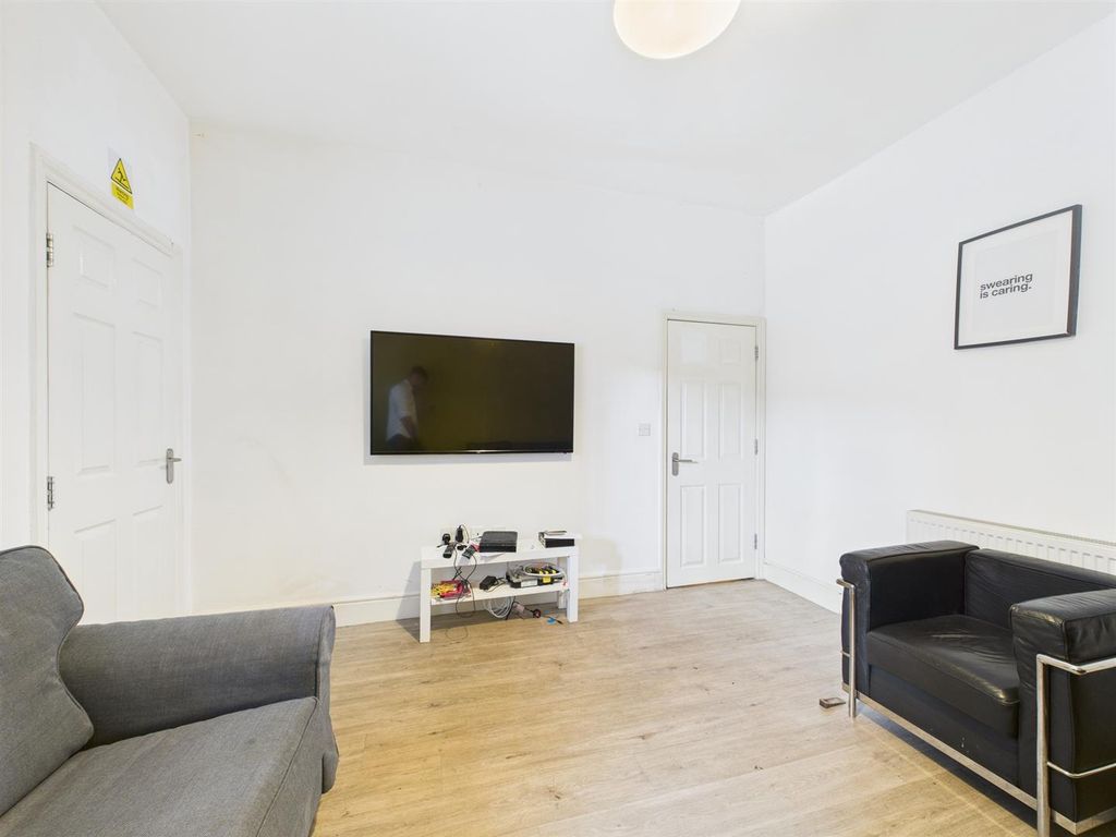 Property photo 3 of 11 Lounge