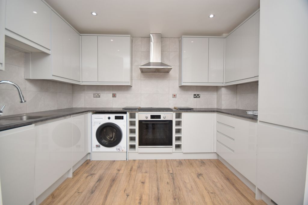 Property photo 3 of 11 Kitchen