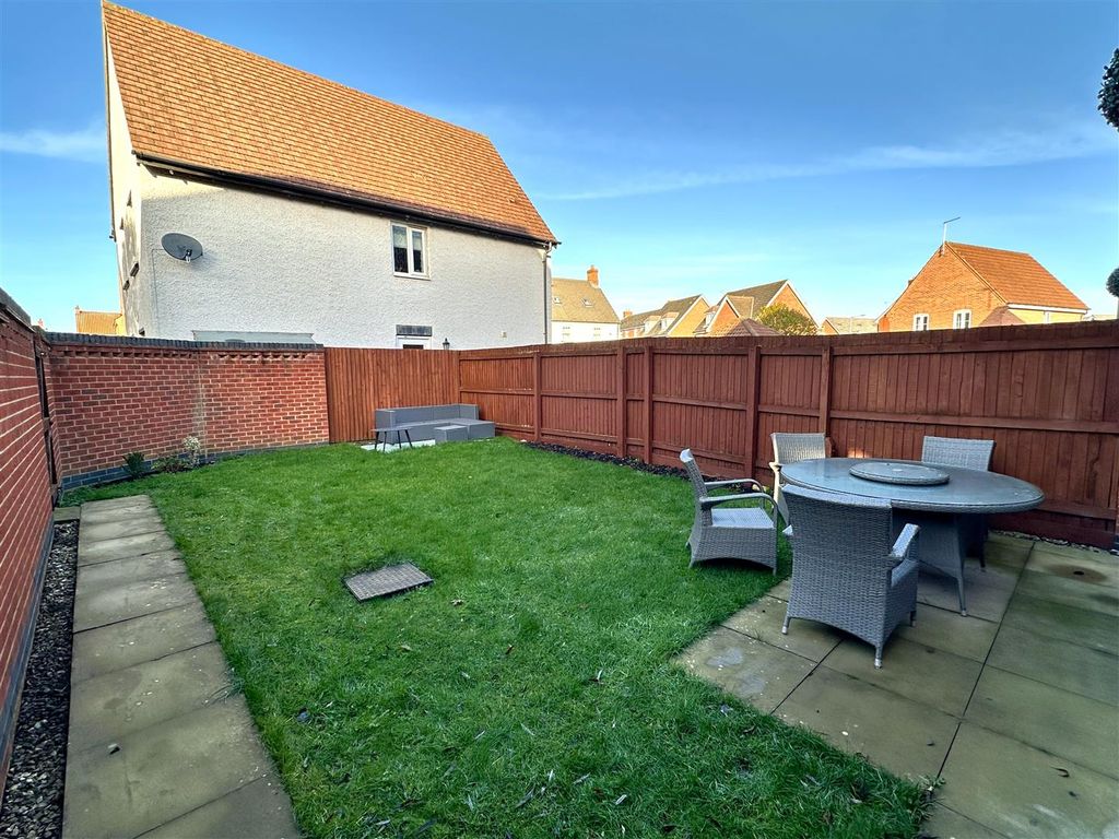 Property photo 3 of 22 Well-Appointed Private Garden 867